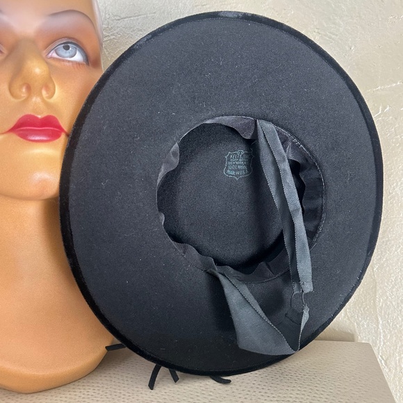 MODISH 1930s' BLACK TILT HAT - VELVET BRIM + PAINTED FEATHERS & BOW - Picture 11 of 12
